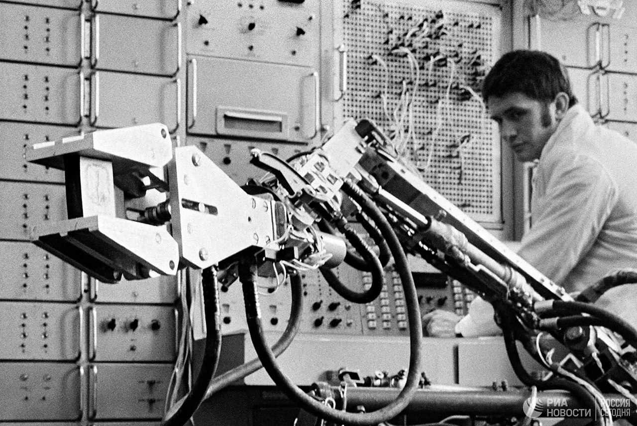 Какой из автономных роботов созданный французским изобретателем. Автоматический электромеханический манипулятор Хэнди Мэн. Робот Unimate 1961. Unimate #001 первый промышленный робот. Советские промышленные роботы.