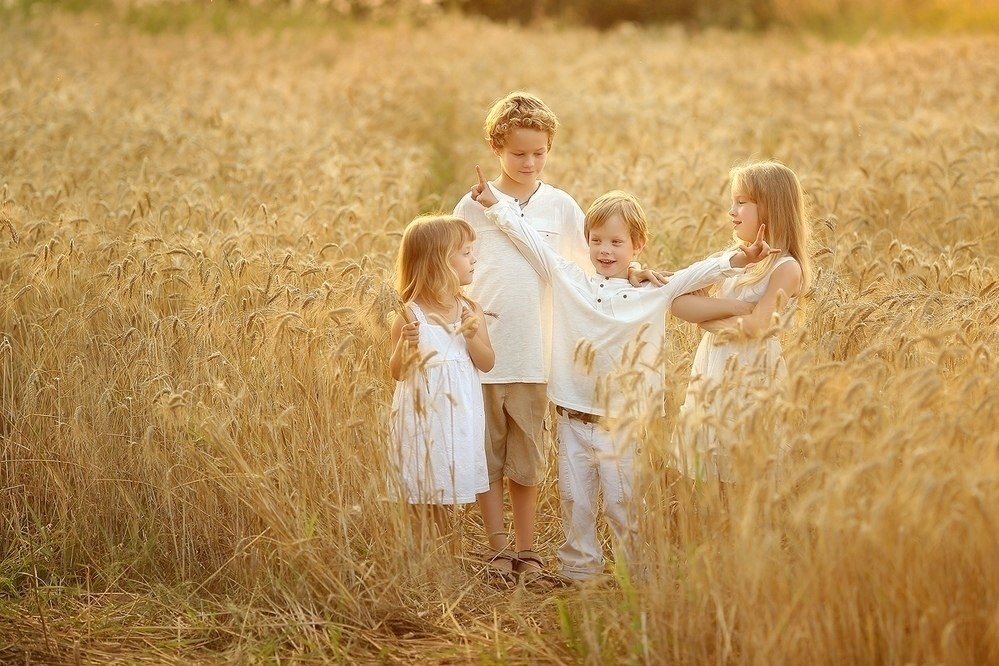 Мама папа поля. Семейная фотосессия в поле. Фотосессия в поле семья. Славянские дети в поле. Многодетная Славянская семья.