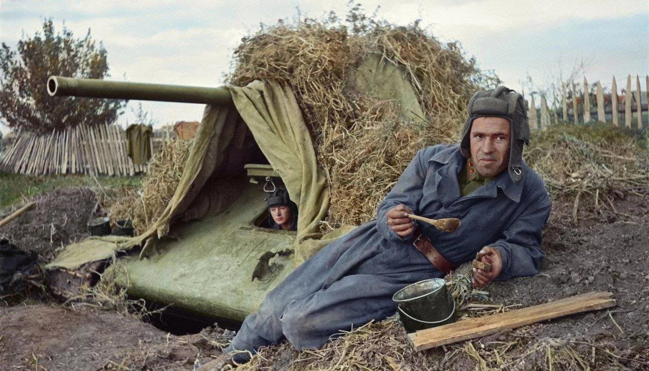 Уставшие советские солдаты ВОВ