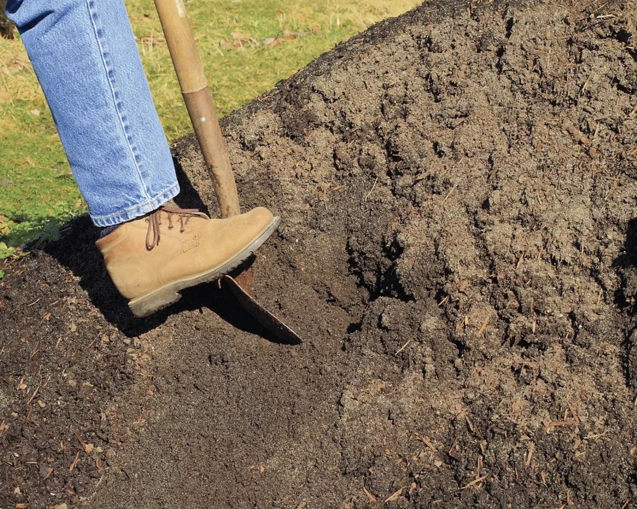 Надо ли перекапывать землю. Копать землю. Перекопка почвы. Лопата для копки огорода. Копка участка.