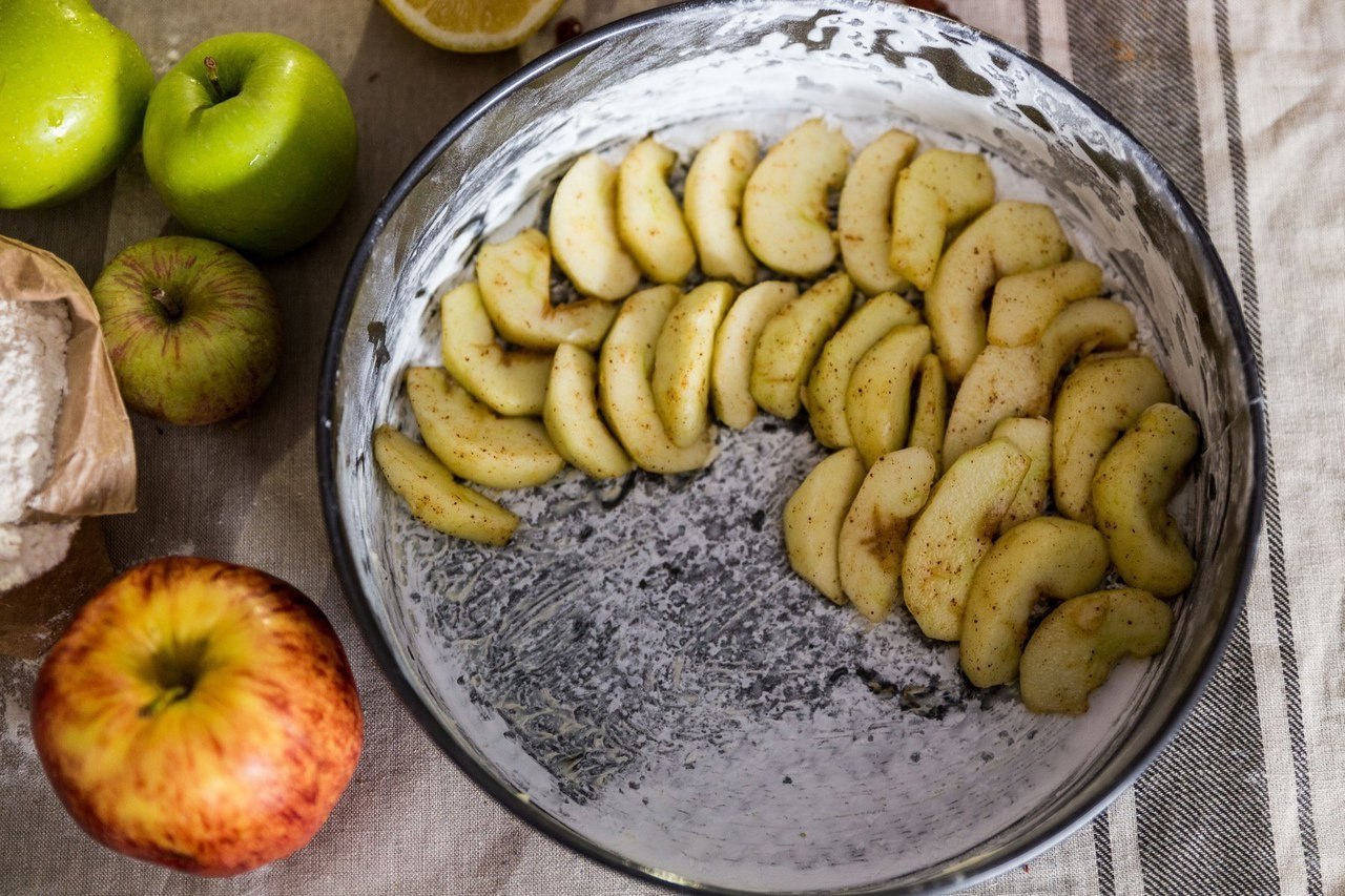 Шарлотка с яблоками и лимоном