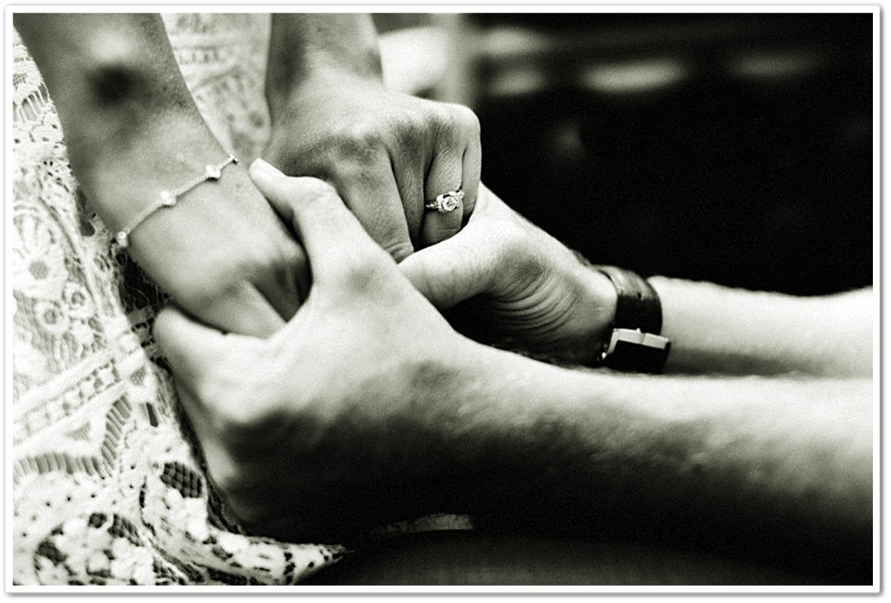 Обнимает двумя руками. Руки влюбленных. Руки мужчины и женщины. Крепкие мужские руки. Мужская и женская рука.