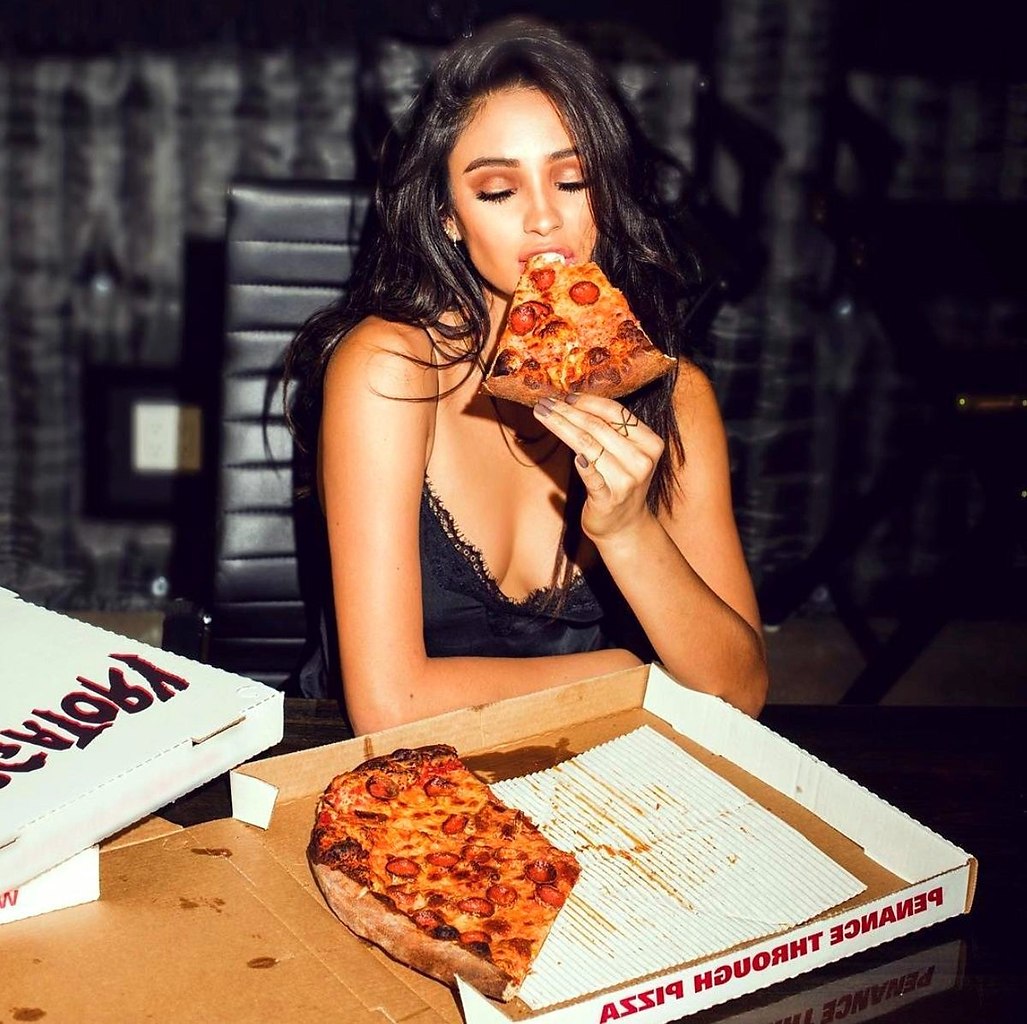 Shay Mitchell с пиццей