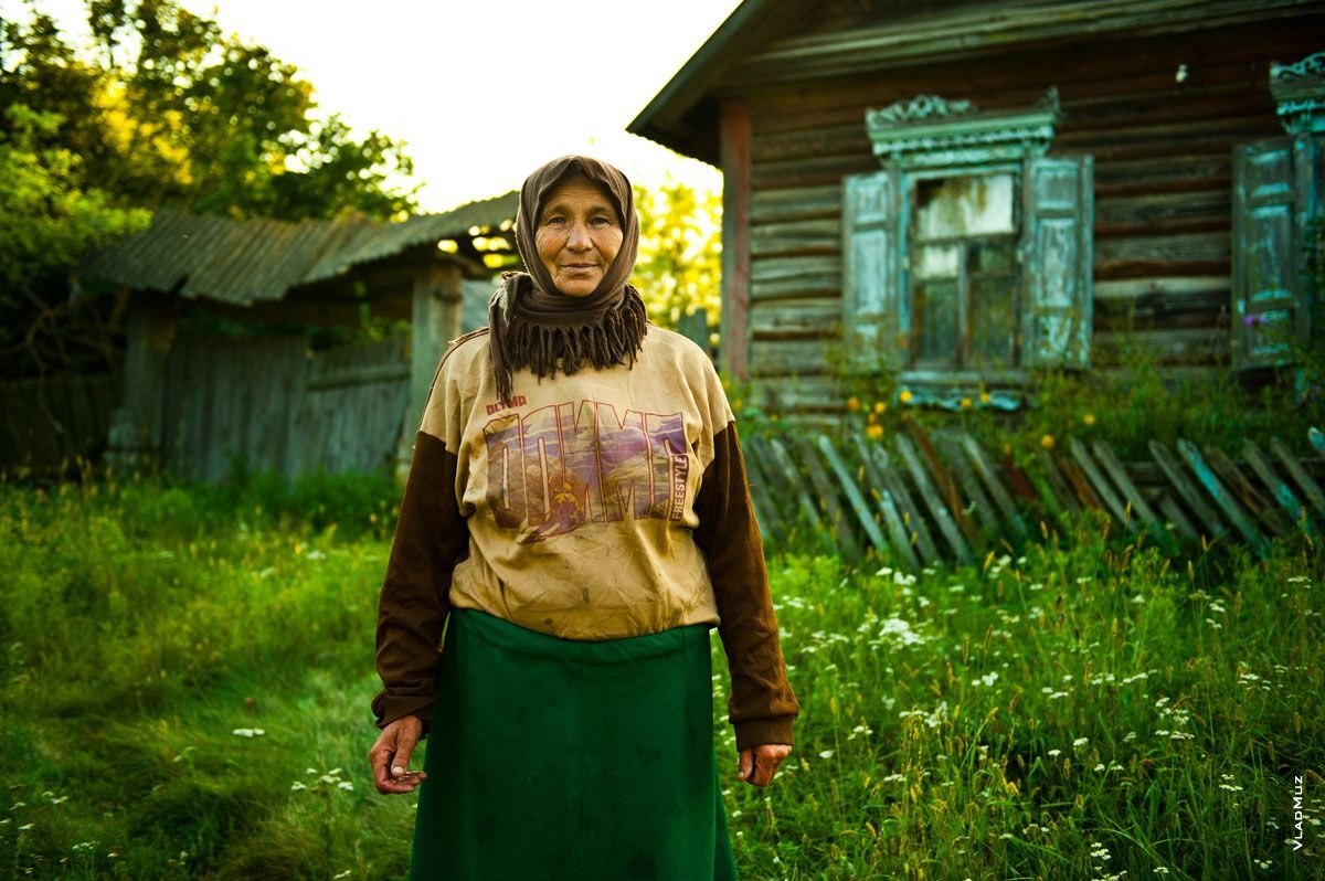 Фото бабы в деревне