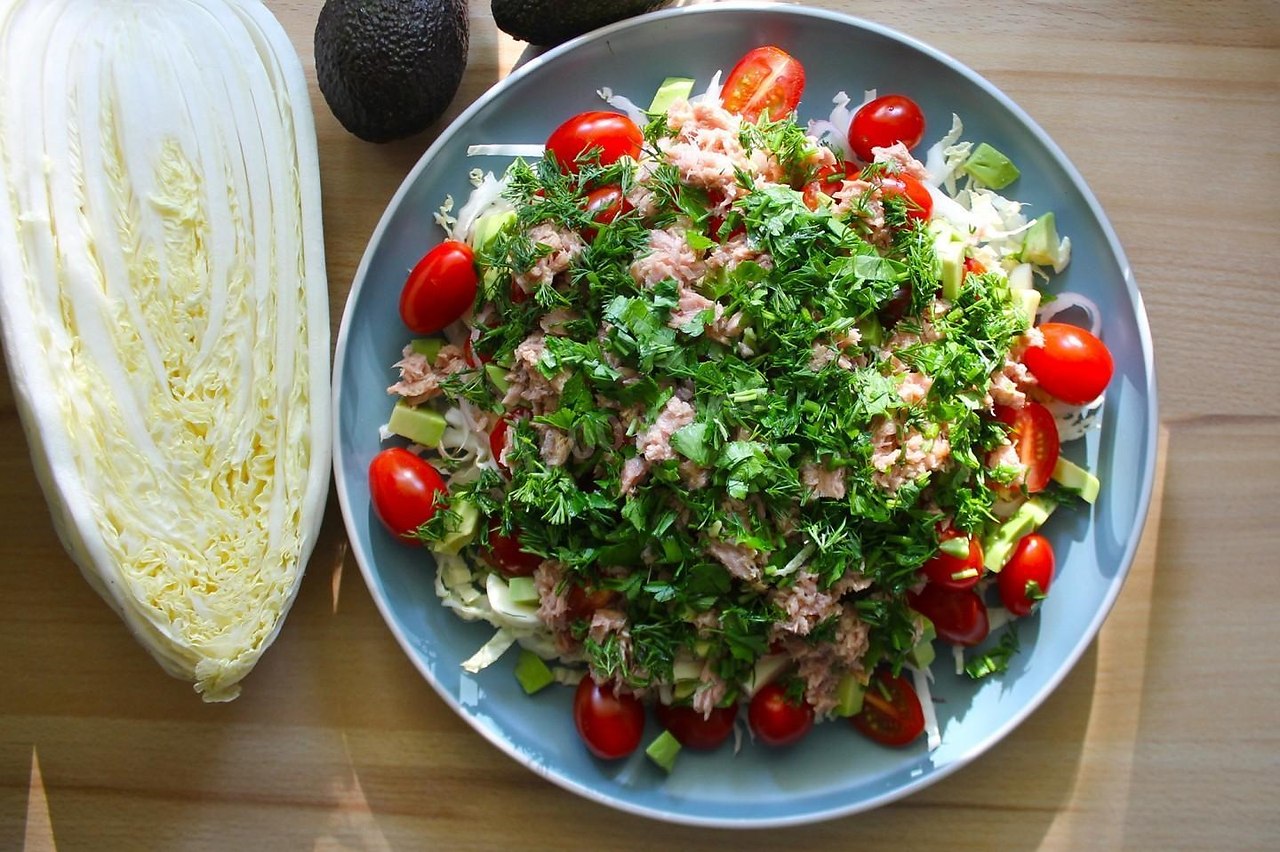 Как приготовить салат с тунцом и пекинской капустой