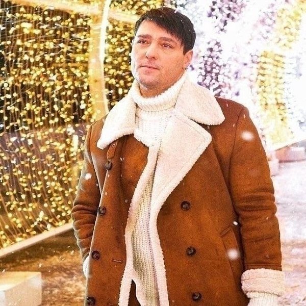 Фото дома юрий шатунов Певец Юрий Шатунов даже с возрастом почти не изменился, такой же красивый мужчин