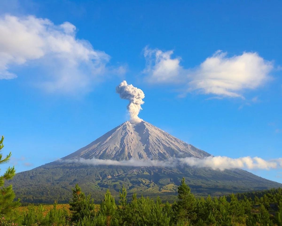 Вулкан Мерапи на острове Ява