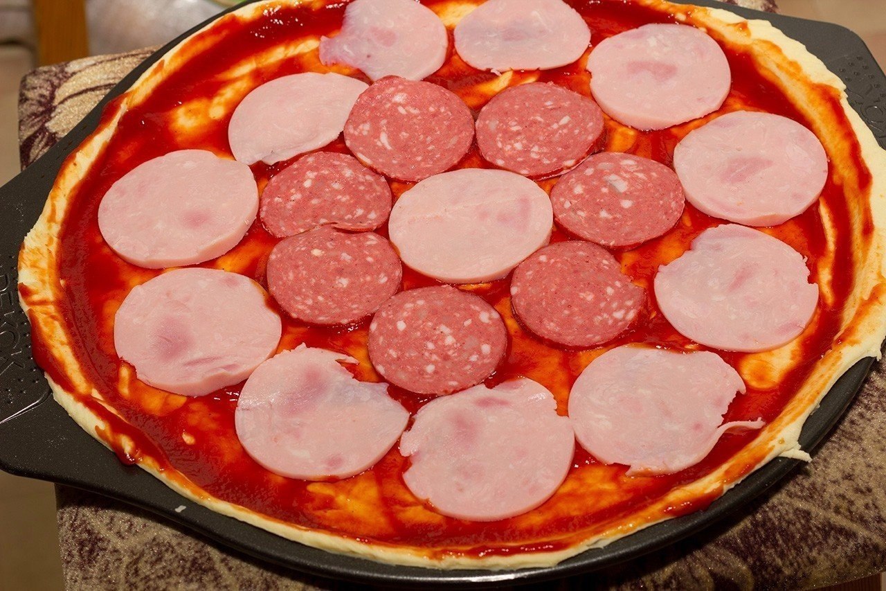 рецепт приготовления пиццы в домашних условиях в духовке из дрожжевого теста с колбасой и сыром фото 72