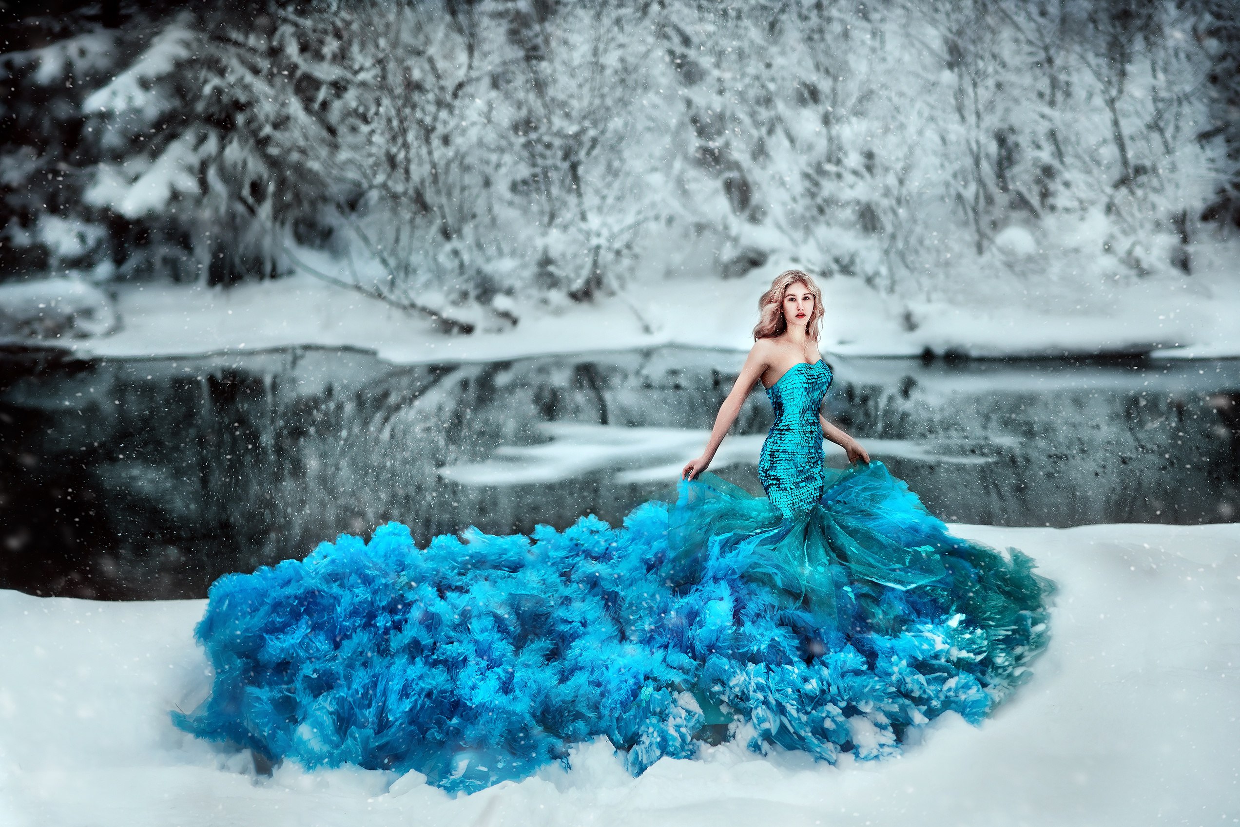 Песня холодная как лед танцует. Зимняя фотосессия в лесу в платье. Фотосессия зимой в платье. Фотосессия в синем платье зимой.