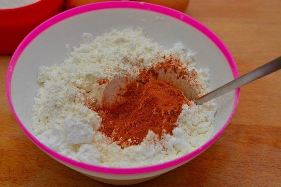 сыпет соль. щепотка соли 1 2 ч. как выглядит поваренная соль. щепотка соли 1 2 ч. чаша с молоком на хадаке.