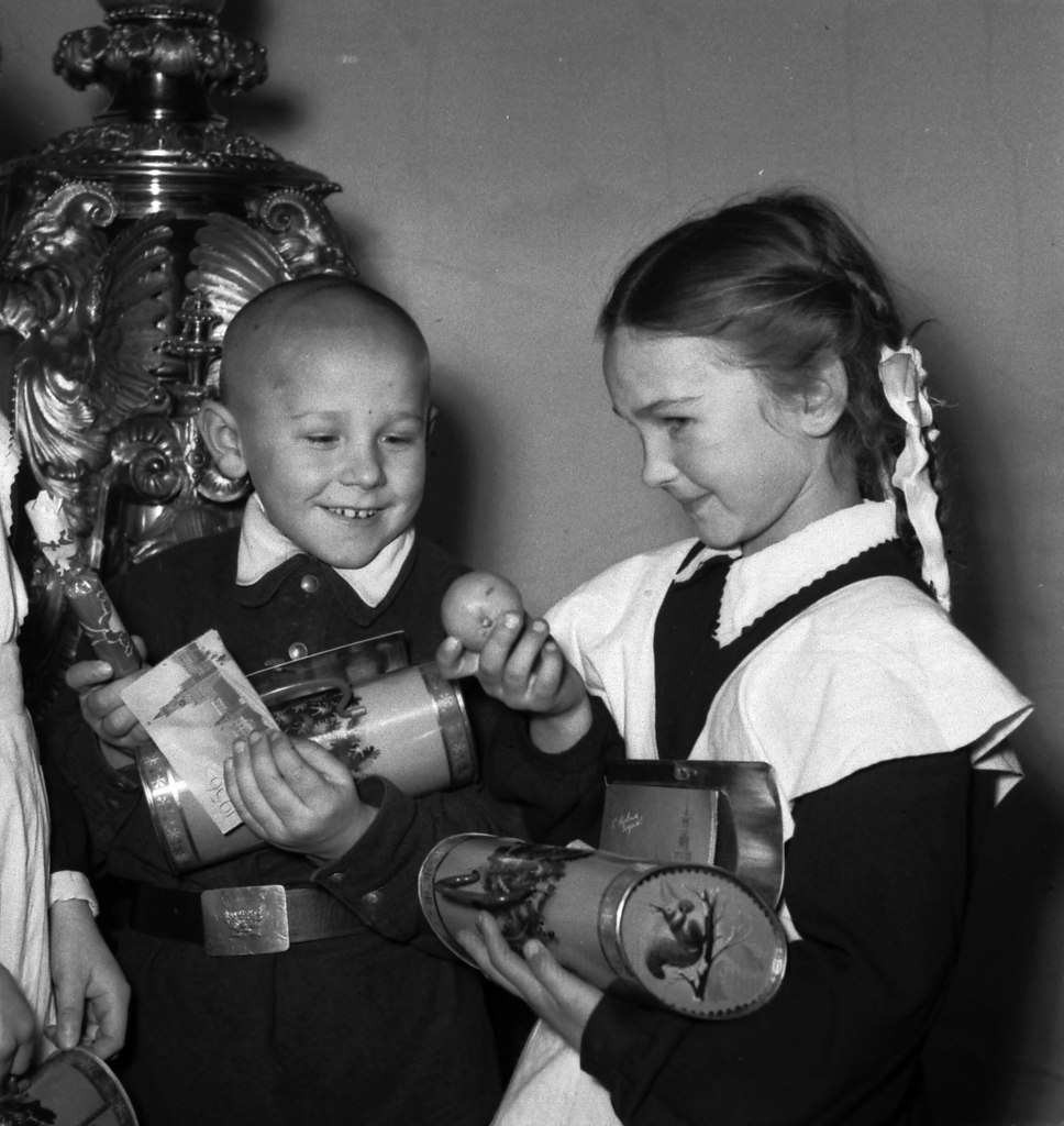 Дети ссср какого года. Советский новый год. Советские подарки на новый год детям. Советское детство.
