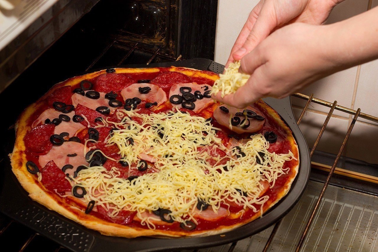 пицца в духовке из дрожжевого теста рецепт домашних условиях пошаговый фото 79