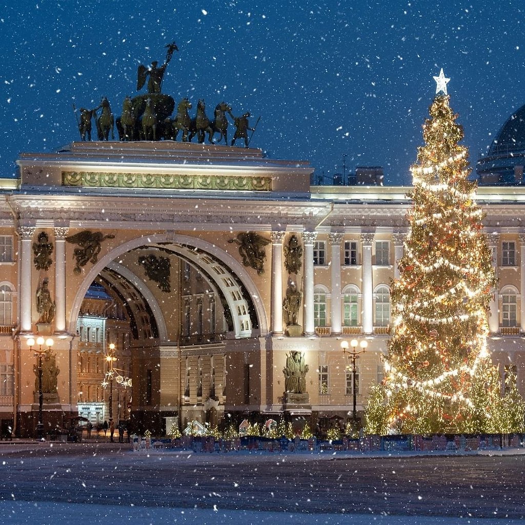 Новогодняя Дворцовая площадь в Санкт-Петербурге 2023