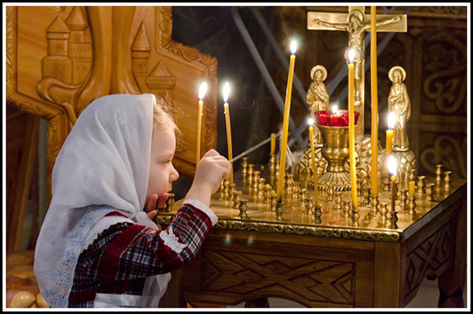 Святой молящийся о детях. Дети в церкви. Дети молятся в храме. Дети в православном храме. Православные молятся.