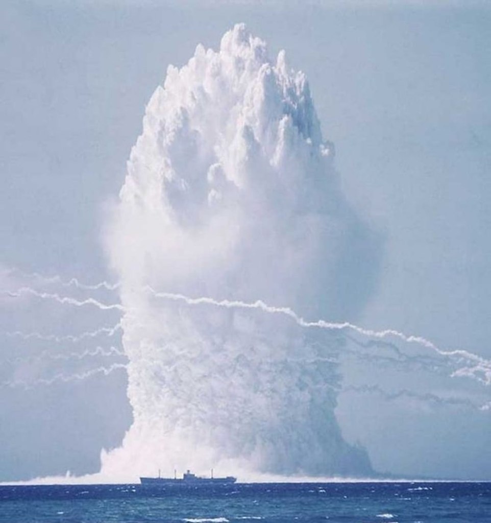 Взрыв на поверхности воды. Подводный атомный взрыв 1958. Надводный взрыв. Ядерный взрыв под водой. Надводный ядерный взрыв.