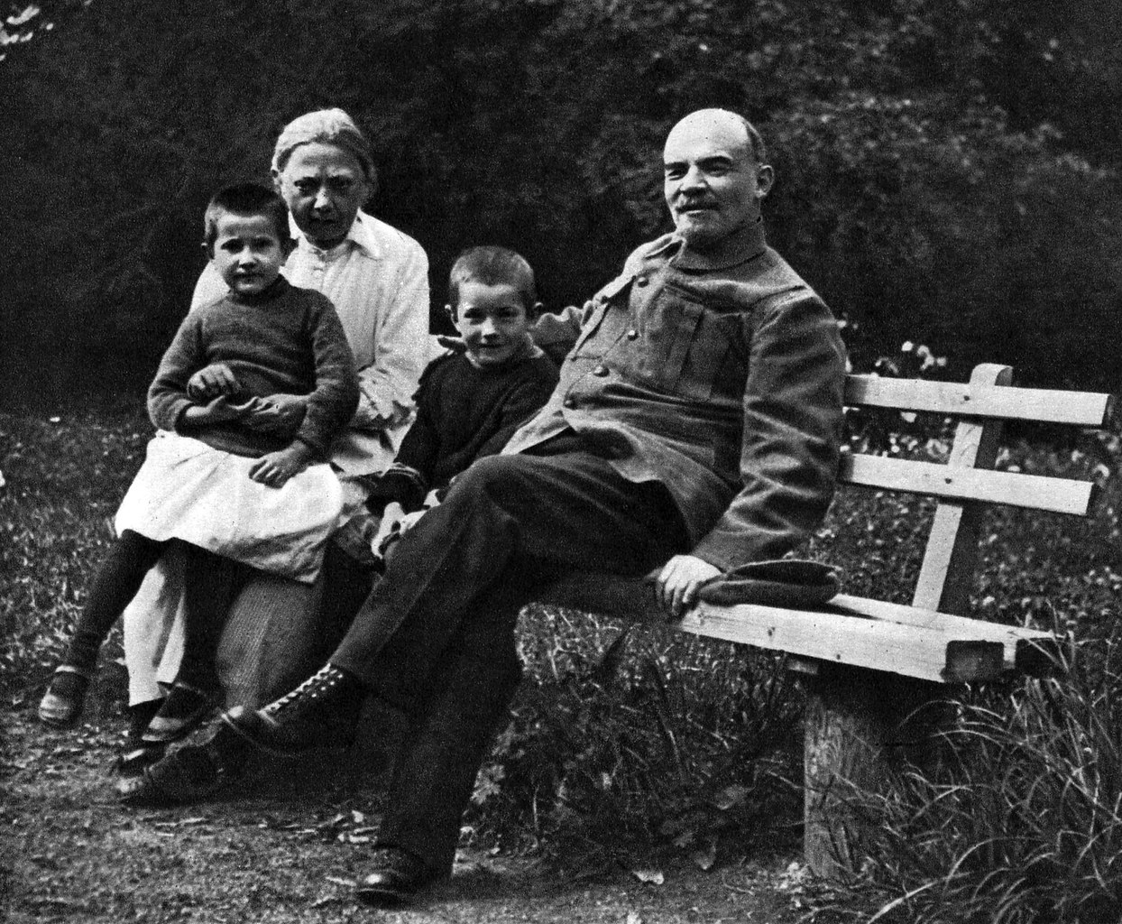 «В. И. Ленин и н. к. Крупская среди крестьян дер. горки в 1921 году» (1949