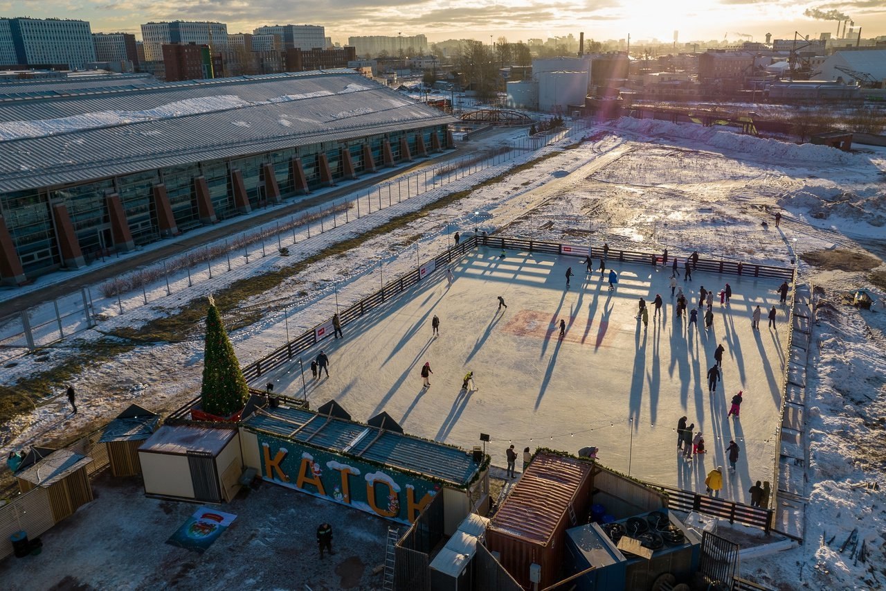 каток у метро зенит