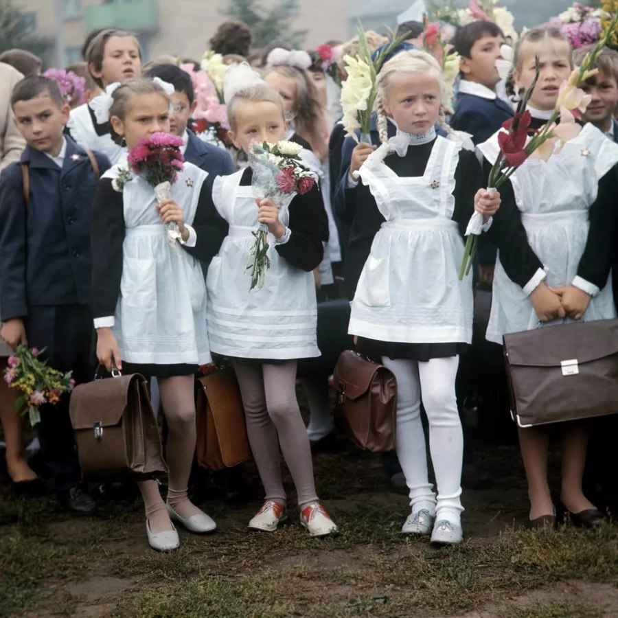 Девочки на первое сентября 1. Девчонки 1 сентября на линейке в школе. Форма для первоклашек. Советские школьники на линейке 1 сентября. Школьники в форме на линейке.