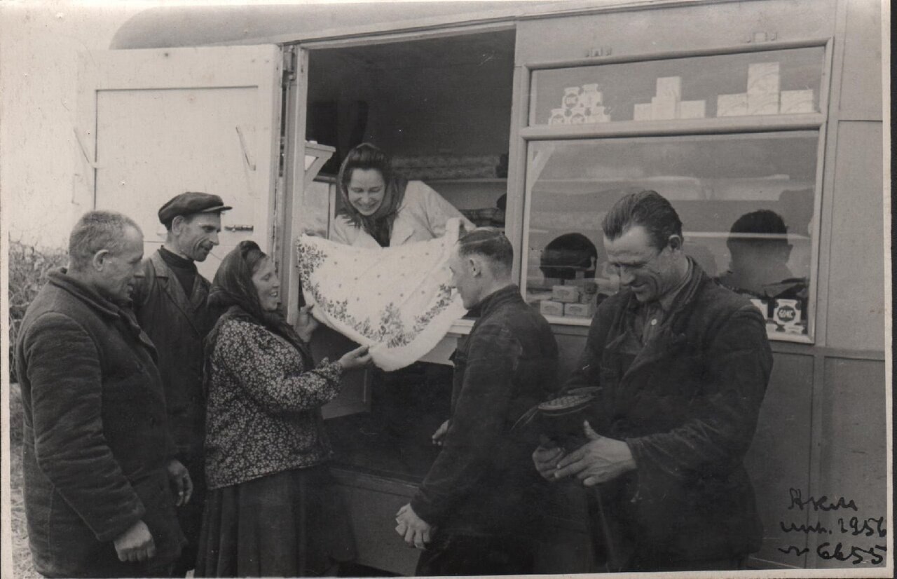 Приезжавшей в ссср в. Автолавка в деревне СССР. Автолавка СССР 