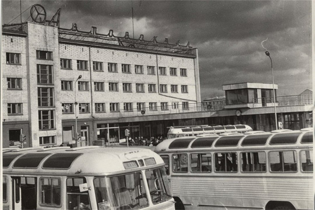 Красноярск советское время. Красноярск автовокзал СССР. Старый автовокзал на Карла Маркса Красноярск. Красноярск в 80-е годы. Красноярск 1990.