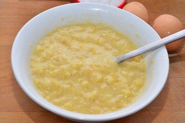 Банановый кекс с изюмом. Ингредиенты: 3 спелых банана, 200 гр муки, 2 ч. л. разрыхлителя, 100 гр ... - 2