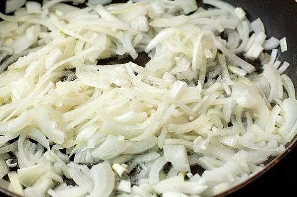 Солянка сборная мясная.Ингредиенты:Голяшка говяжья с костью - 600 г Лук репчатый (100г) - 3 ... - 4