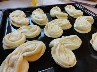 Плюшка сахарная. В детстве я эти плюшки обожала. Возьмешь такую к чаю, и сидишь, раскручиваешь, ... - 8
