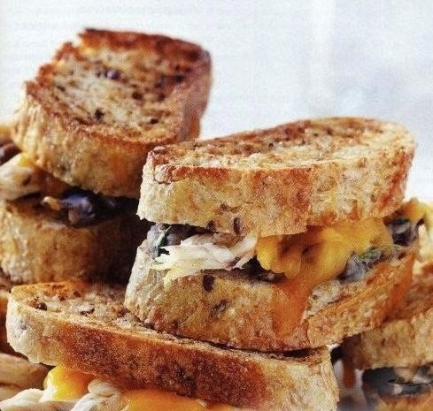Сэндвичи с фасолевым пюре и куриным мясом. Фасоль черная, отварная или консервированная (промытая и ...