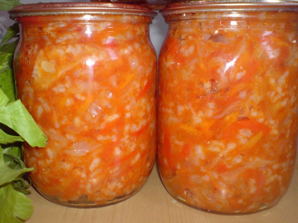 Салат овощной с капустой и рисом. на 3 кг капусты--1 кг сладкого перца, 1кг.лука, 0.5кг моркови,2кг ...