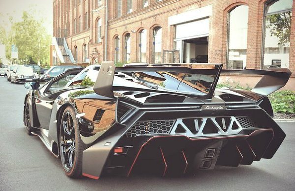 Lamborghini Veneno Roadster.    )