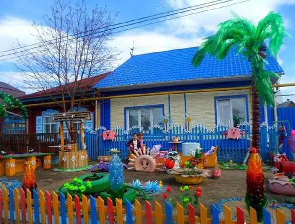 Вот такую детскую площадку сделали родители для детишек.