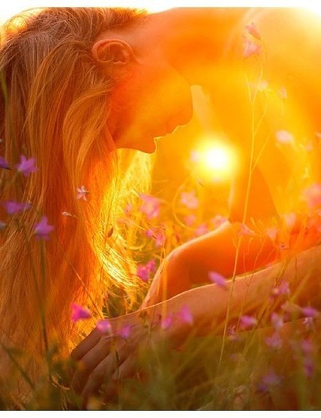 Прохожие, купите Доброту! Лишь за улыбку! Разве ж это много?! Исполните заветную мечту… И хоть одну ...