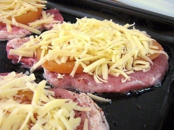 Мясо по-купечески (с грибами). Ингредиенты: Свинина (карбонат) - 4 кусочка, грибы замороженные ... - 4
