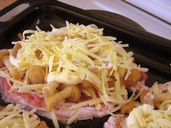 Мясо по-купечески (с грибами). Ингредиенты: Свинина (карбонат) - 4 кусочка, грибы замороженные ... - 5