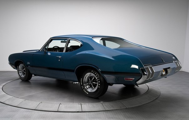 1970 Oldsmobile Cutlass Supreme W-31 Coupe - 2