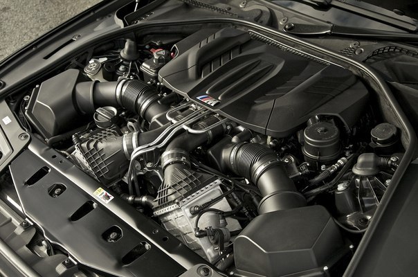 BMW M5 (F10). : 4.4 V8 : 560 ..  : 680   0-100: 4.4 . ... - 8