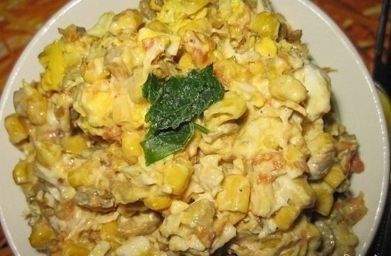 Салат с кукурузой и грибами. Ингредиенты: 200 гр филе 200 гр грибов шампиньонов 1 банка кукурузы 150 ...