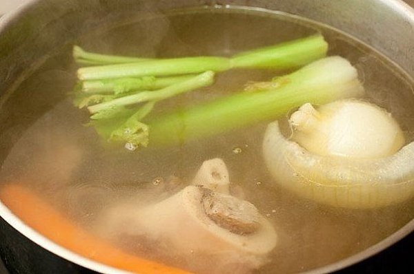 Солянка сборная мясная.Ингредиенты:Голяшка говяжья с костью - 600 г Лук репчатый (100г) - 3 ... - 3