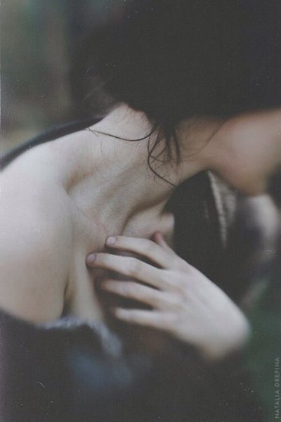 И даже ночью, в полной темноте.. Мы, как во сне целуем чьи-то губы. Но с болью понимаем, что не те.. ...
