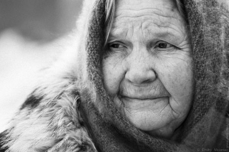 Старушка, сгорбившись, сидела на скамейке, а слёзы всё катились по щекам... И хоть была бабулька в ...