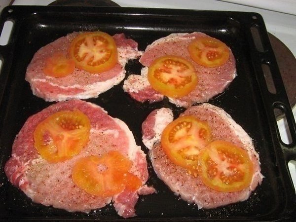 Мясо по-купечески (с грибами). Ингредиенты: Свинина (карбонат) - 4 кусочка, грибы замороженные ... - 3