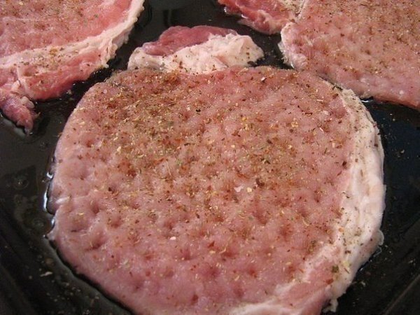 Мясо по-купечески (с грибами). Ингредиенты: Свинина (карбонат) - 4 кусочка, грибы замороженные ... - 2