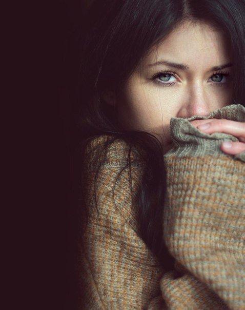 Мне нужен тот, кто, несмотря на беды, Меня одну оставить не захочет. Кто не запишет мою боль в ...