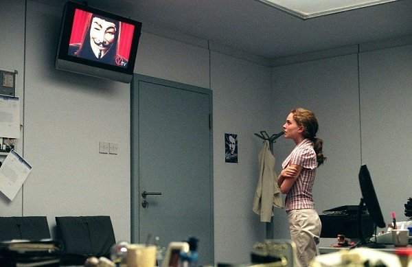 «V» значит Вендетта. Год: 2006 Страна: США, Великобритания, Германия Жанр: #фантастика, #боевик, ... - 3
