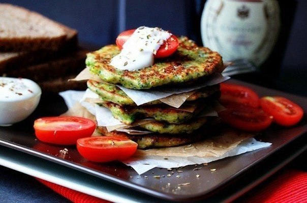 Оладьи из брокколи.Ингредиенты:Брокколи 200 гКуриное яйцо 1 шт.Пармезан тертый 40 гПерец черный ...