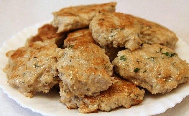 Самые вкусные в мире котлеты.Ингредиенты:Фарш из индейки или курицы (я готовлю из индейки) - 800 ...