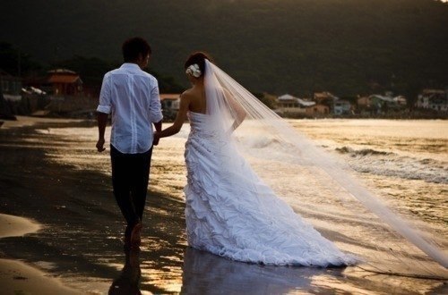 Любит не тот мужчина, который клянется в любви, а тот, который молча делает тебя счастливой.