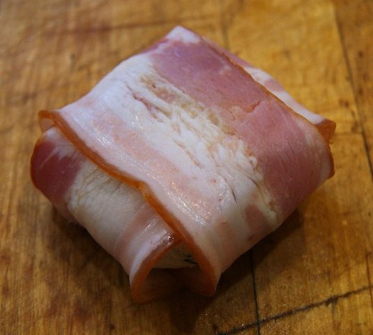 Мясные сырники.Ингредиенты:0.5 творогапачка бекона2 яйца2 ложки мукипучок укропапару зубчиков ... - 4