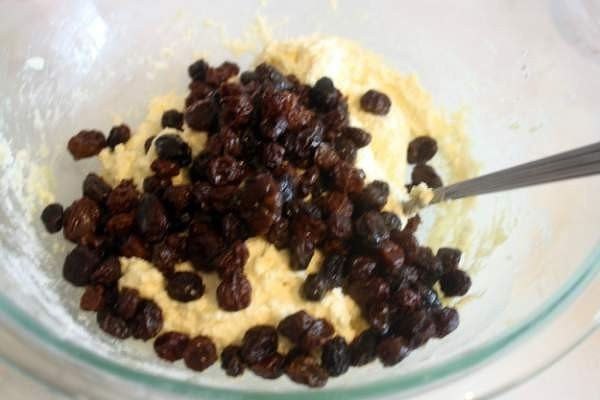 Вкусные сырники из творога с изюмом.Ингредиенты:Сыр Рикотта - 425 гПшеничная мука - 0,75 чаш.Яйцо ... - 3