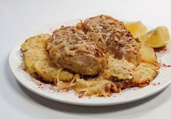 Куриные грудки, запеченные в сливках под сыром.Ингредиенты:- Куриное филе- 2 зубчика чеснока, ...